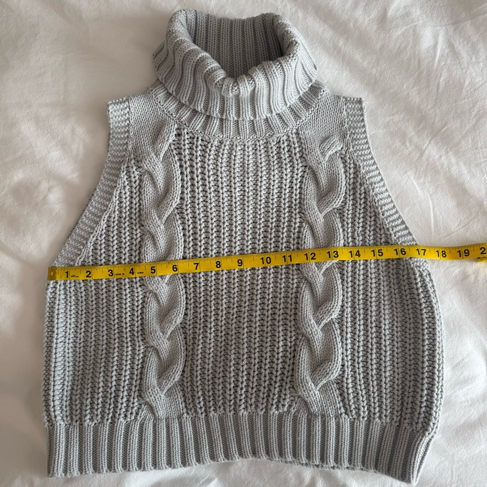 Gray Cable Knit Sleeveless Sweater - Picture 4 of 5